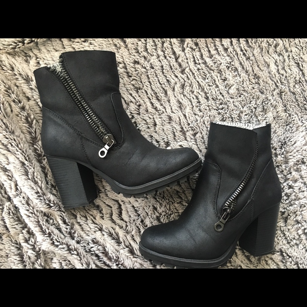 👀3in heel Booties🖤